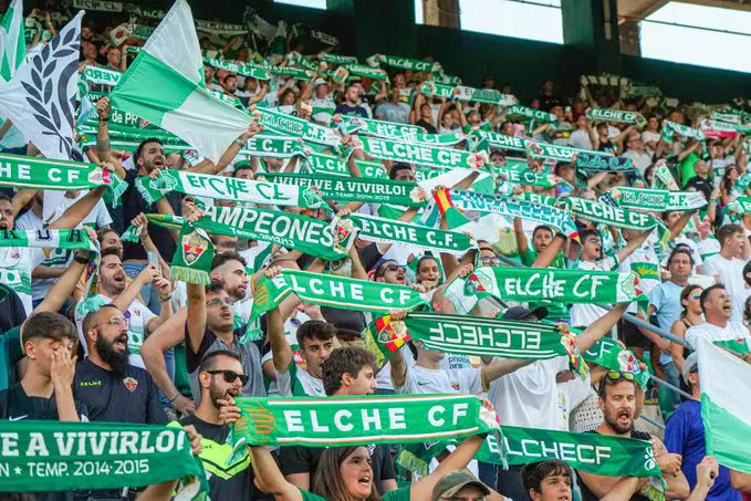 Afición del Elche CF animando en el estadio Martínez Valero