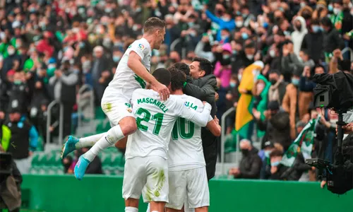 Jugadores del Elche CF celebrando un gol con la afición