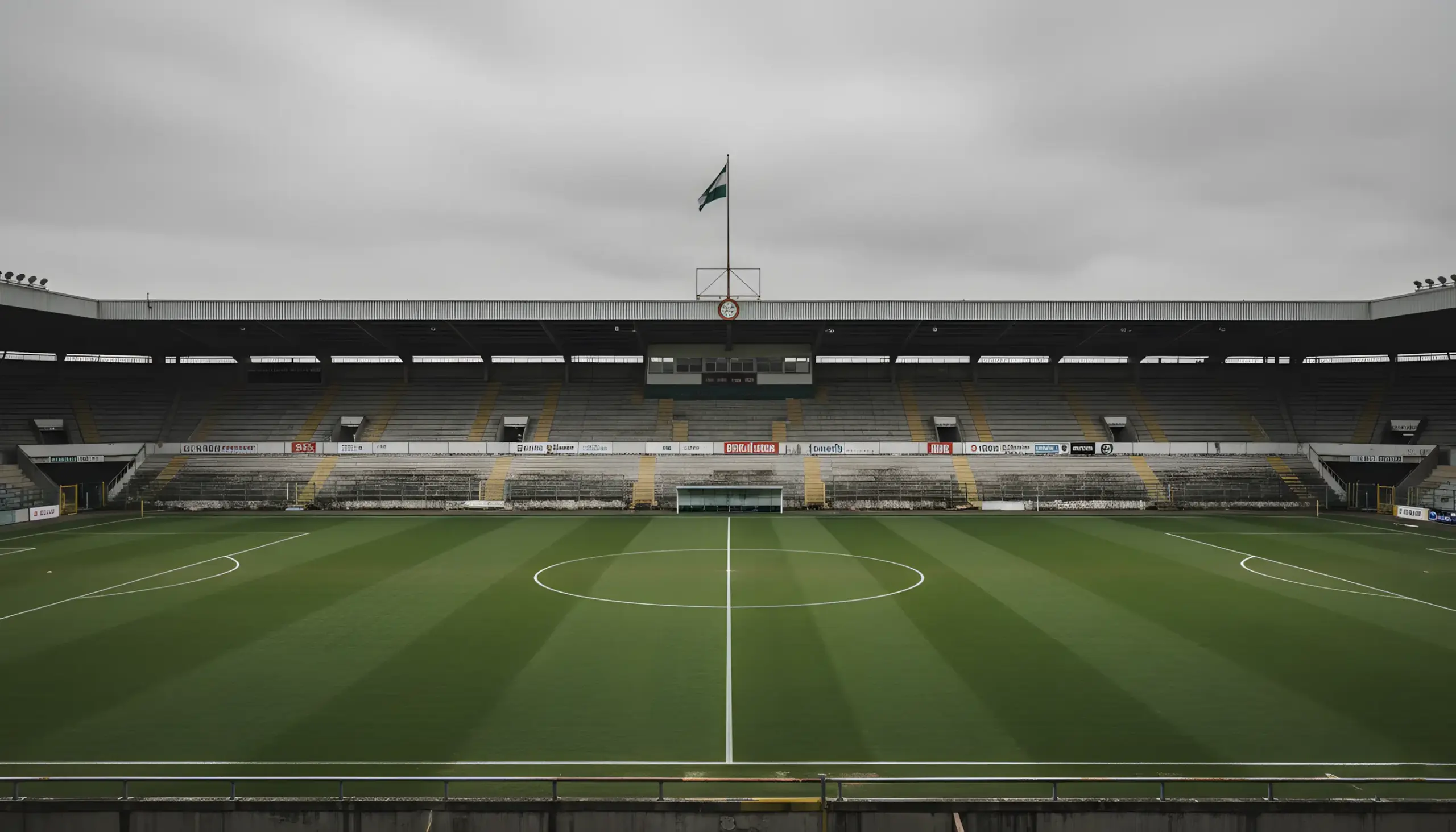 Campo de fútbol vacío con gradas antiguas y cielo nublado evocando tiempos difíciles